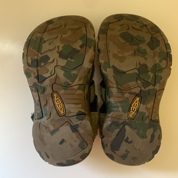 Kids Green and Camouflage Waterproof Keens Shoes - Picture 9 of 16